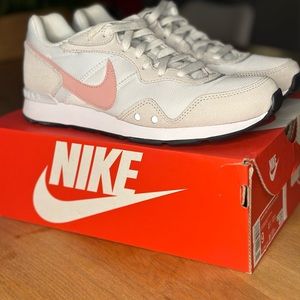 Nike Venture Runner shoes